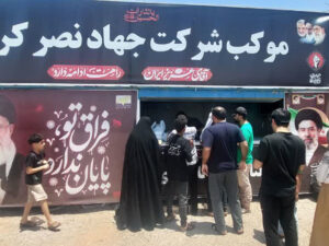 برپایی موکب شرکت جهاد نصر کرمان برای خدمت به عزاداران رهبر شهید در کیلومتر ۶۰ محور راور ـ دیهوک